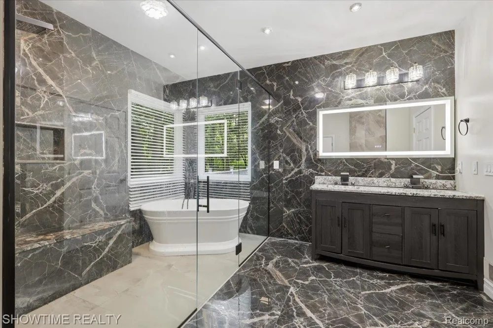 11656 Majestic Court Shelby Charter Township, MI 48315