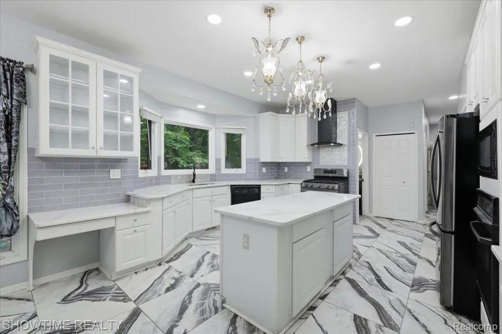 11656 Majestic Court Shelby Charter Township, MI 48315