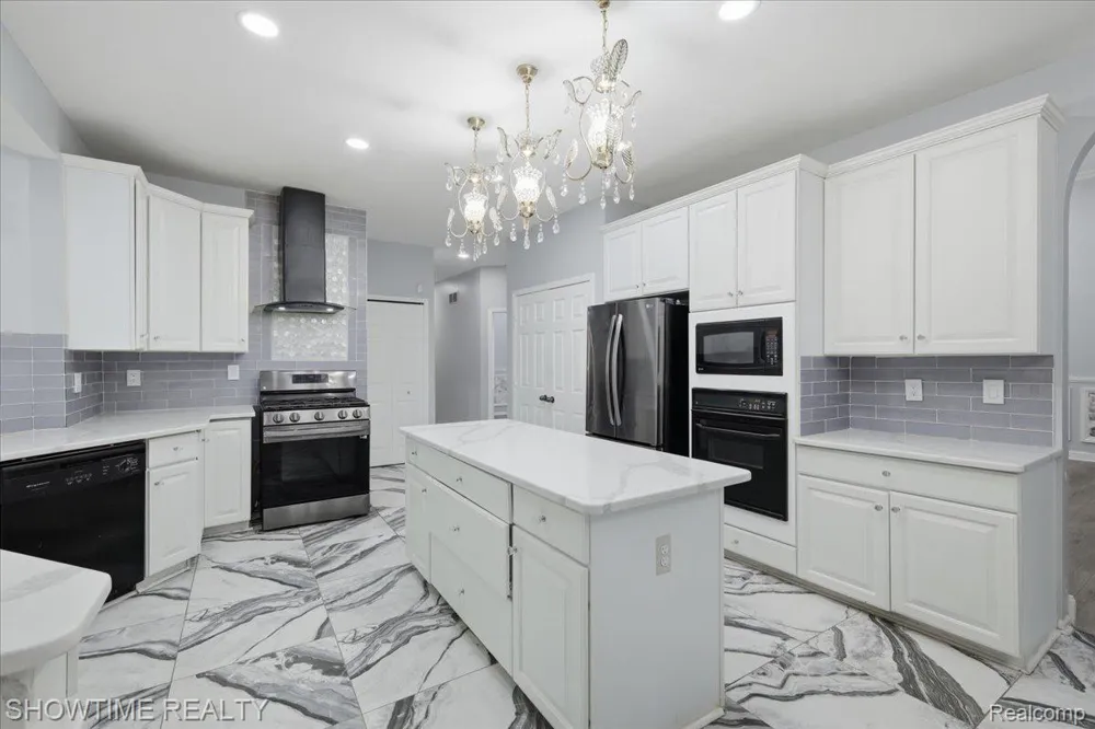 11656 Majestic Court Shelby Charter Township, MI 48315