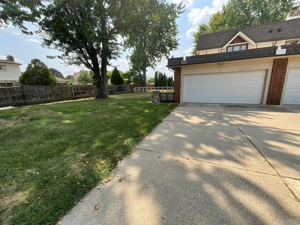 32450 Barclay Square Warren City, MI 48093
