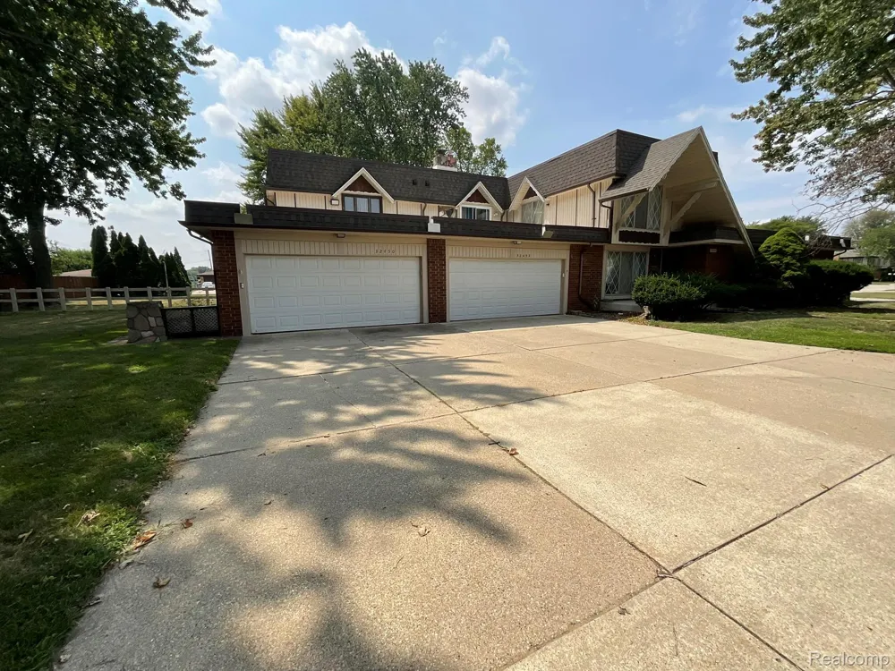 32450 Barclay Square Warren City, MI 48093