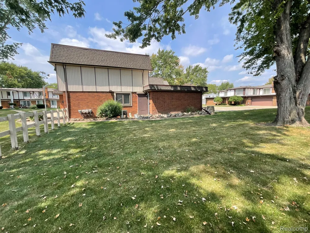 32450 Barclay Square Warren City, MI 48093