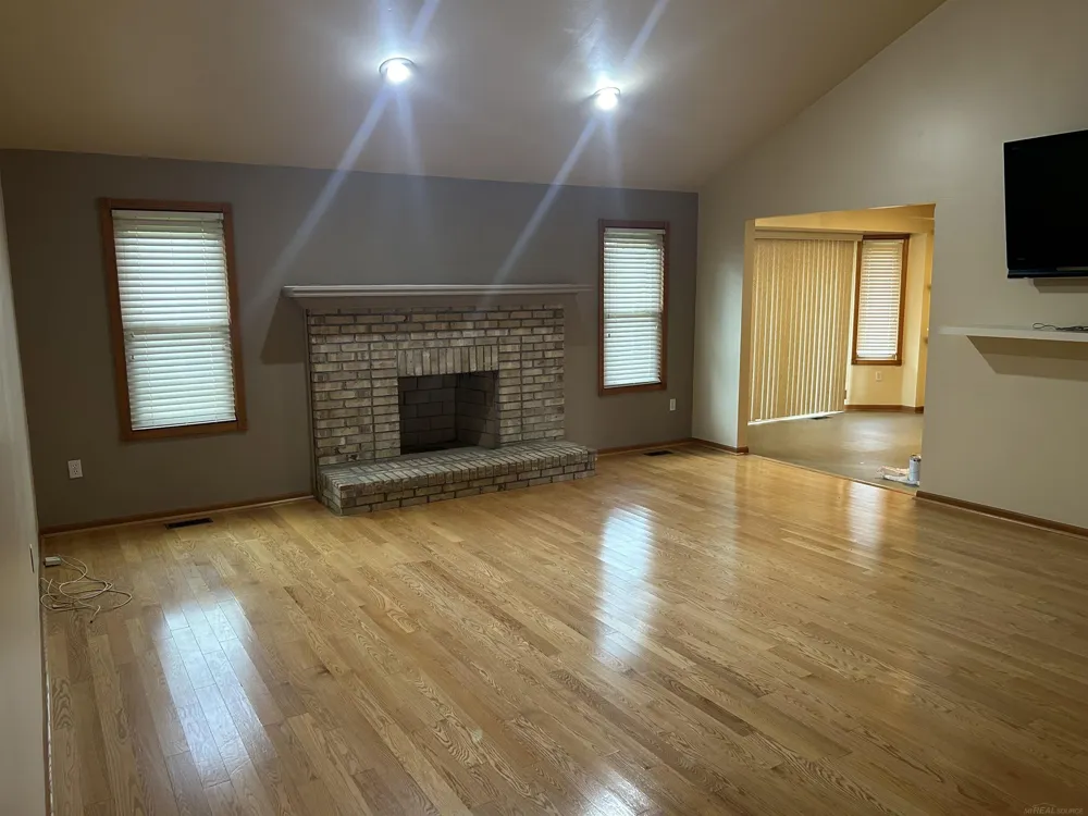 11297 Martha Drive Warren City, MI 48093