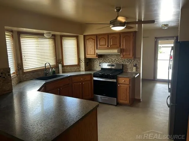 11297 Martha Drive Warren City, MI 48093