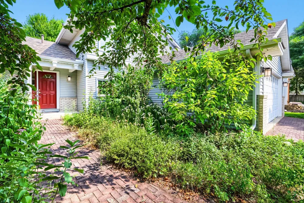 1119 Bonnieview Drive Woodbury, MN 55129
