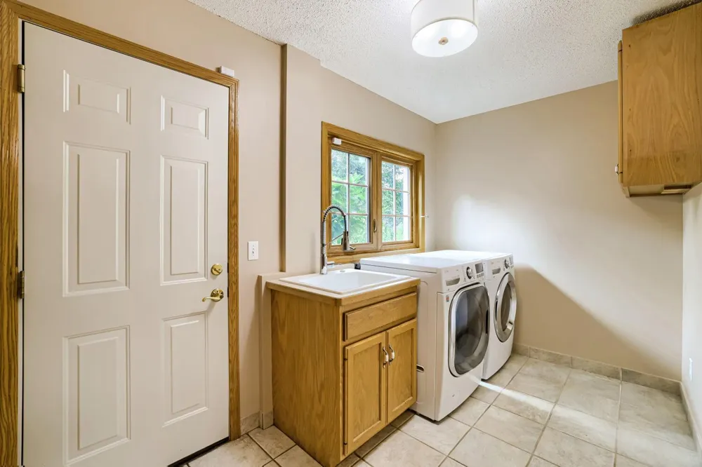 1119 Bonnieview Drive Woodbury, MN 55129
