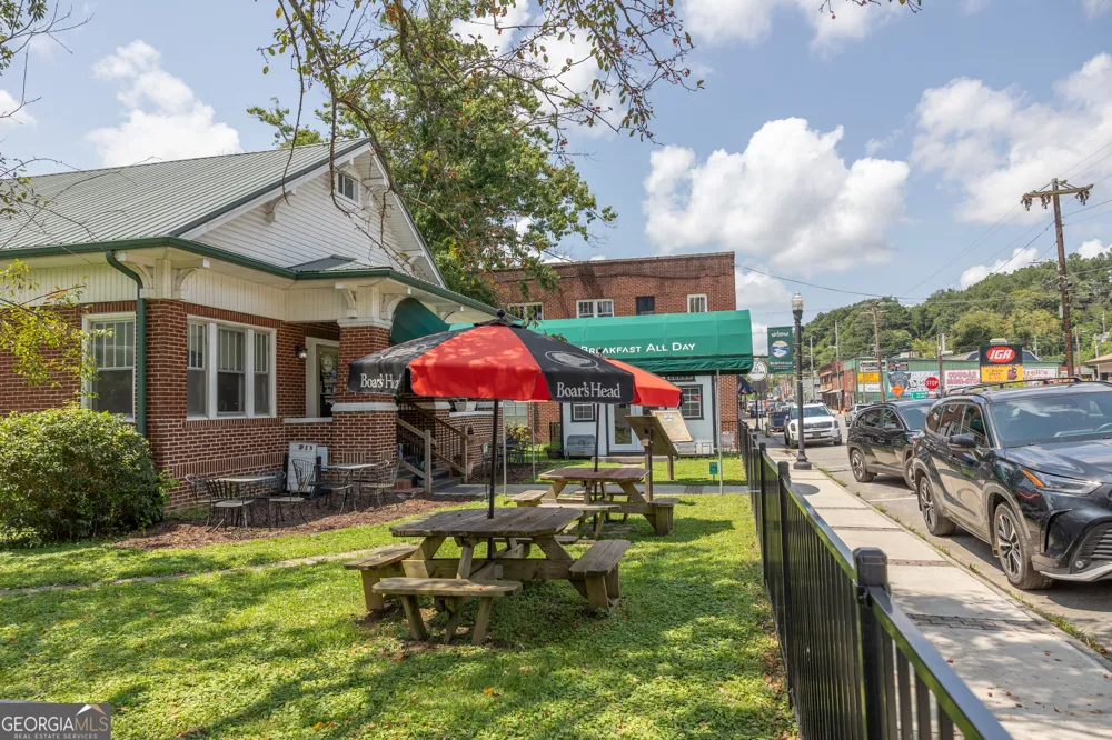 32 Toccoa AVE McCaysville, GA 30555
