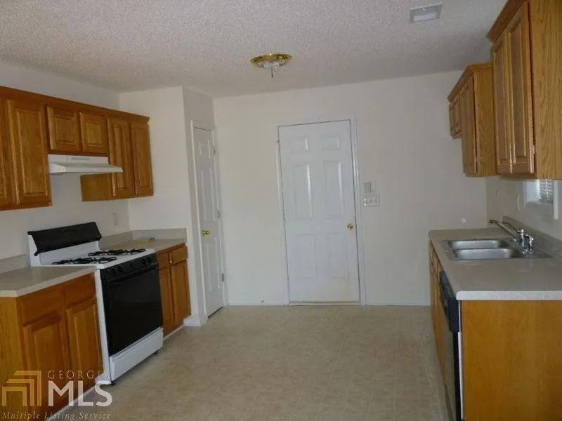 180 Waters Edge DR Locust Grove, GA 30248