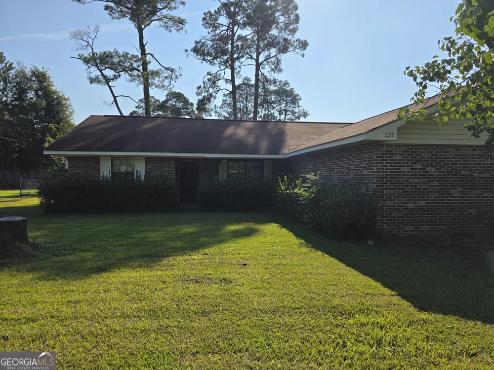 227 Colonial DR Baxley, GA 31513