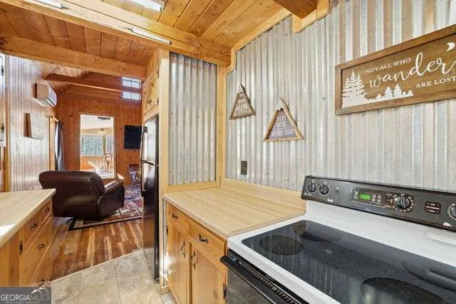 355 Henslee Hollow LN Rabun Gap, GA 30568