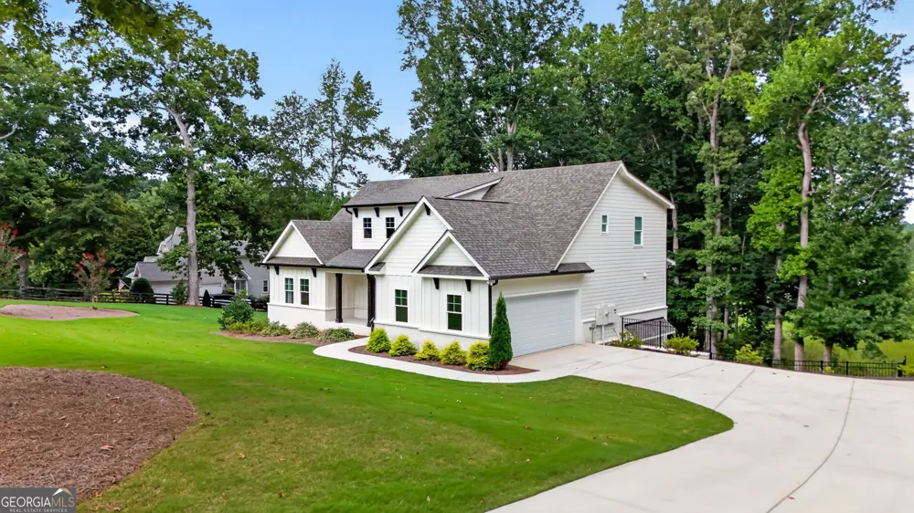 727 Old Collins RD Hoschton, GA 30548