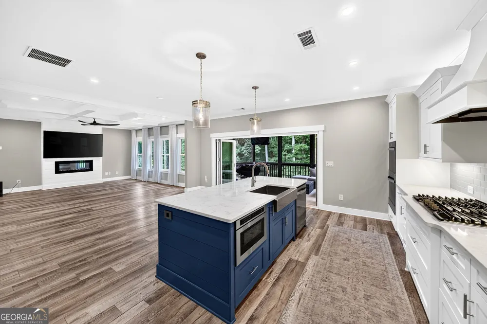 727 Old Collins RD Hoschton, GA 30548