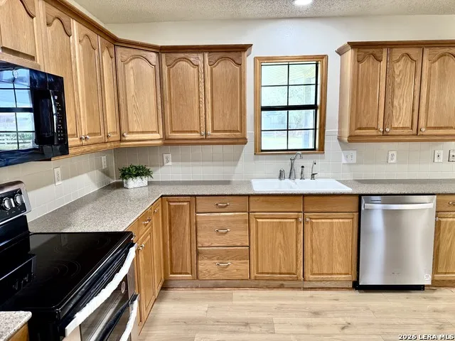 512 S Park Karnes City, TX 78118