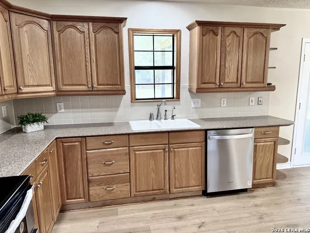 512 S Park Karnes City, TX 78118