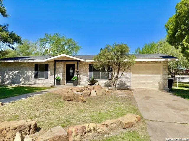 512 S Park Karnes City, TX 78118