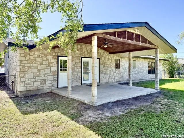 512 S Park Karnes City, TX 78118