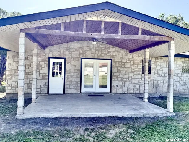 512 S Park Karnes City, TX 78118