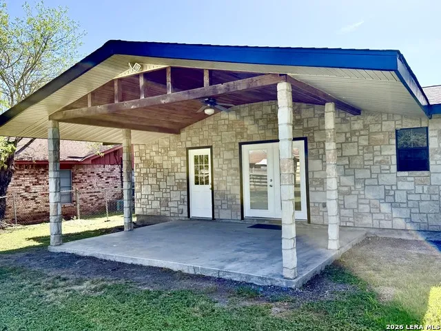 512 S Park Karnes City, TX 78118