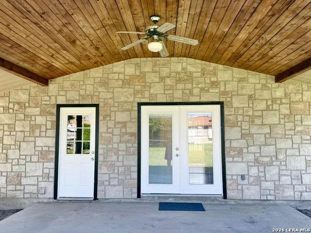 512 S Park Karnes City, TX 78118