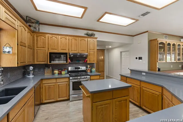 172 MEADOW LAKE DR Seguin, TX 78155