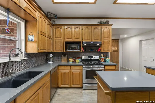 172 MEADOW LAKE DR Seguin, TX 78155