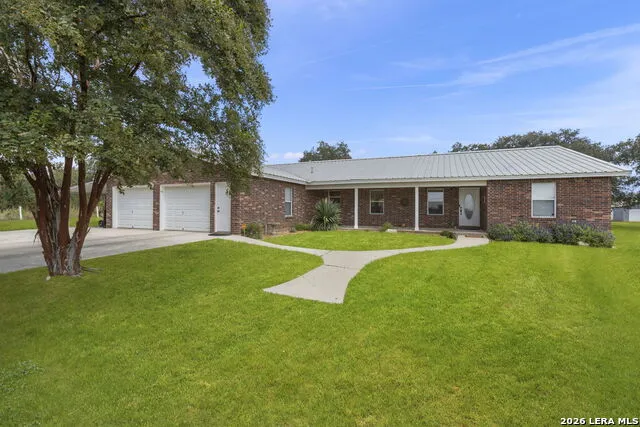 172 MEADOW LAKE DR Seguin, TX 78155