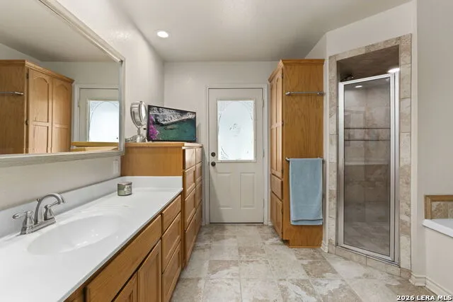 172 MEADOW LAKE DR Seguin, TX 78155