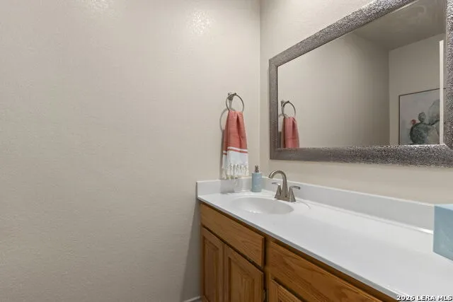 172 MEADOW LAKE DR Seguin, TX 78155