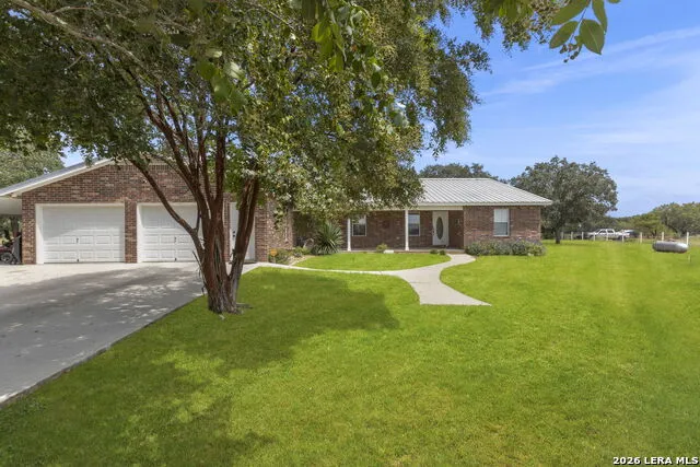 172 MEADOW LAKE DR Seguin, TX 78155