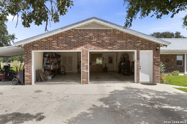 172 MEADOW LAKE DR Seguin, TX 78155