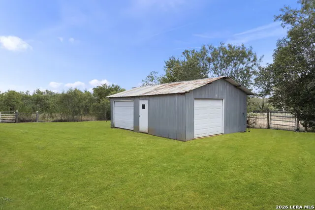 172 MEADOW LAKE DR Seguin, TX 78155