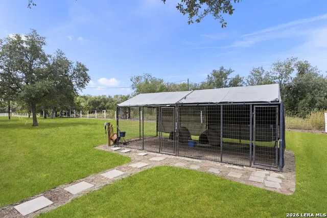 172 MEADOW LAKE DR Seguin, TX 78155