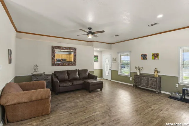 172 MEADOW LAKE DR Seguin, TX 78155