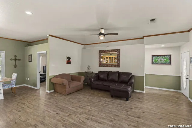 172 MEADOW LAKE DR Seguin, TX 78155