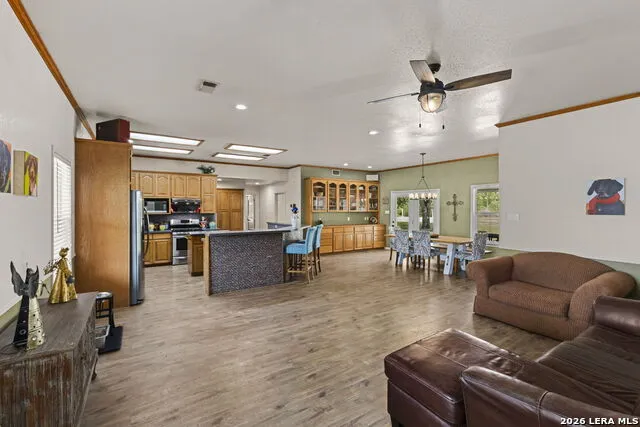 172 MEADOW LAKE DR Seguin, TX 78155