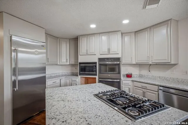 25 High Mdw Lytle, TX 78052