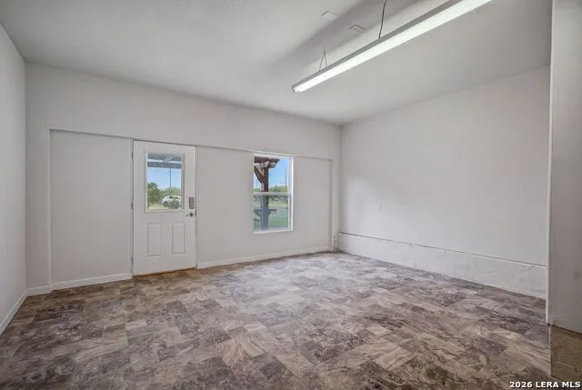 25 High Mdw Lytle, TX 78052