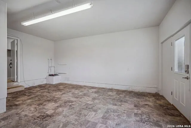25 High Mdw Lytle, TX 78052