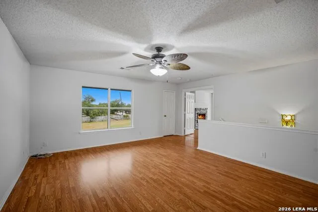 25 High Mdw Lytle, TX 78052