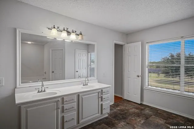 25 High Mdw Lytle, TX 78052