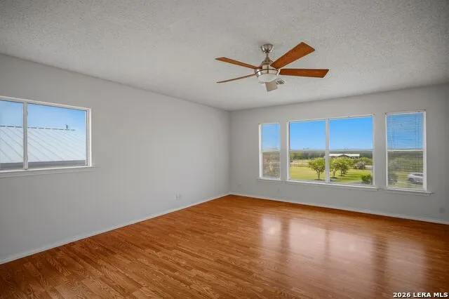 25 High Mdw Lytle, TX 78052
