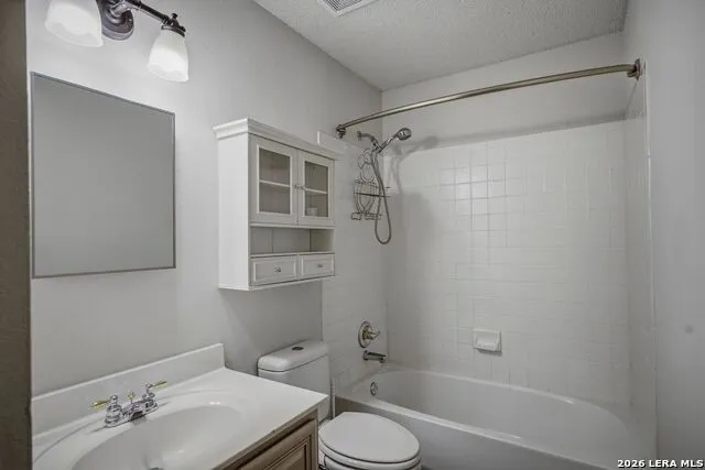 25 High Mdw Lytle, TX 78052