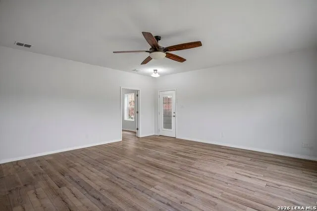 25 High Mdw Lytle, TX 78052