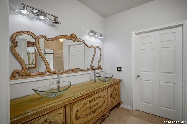 25 High Mdw Lytle, TX 78052