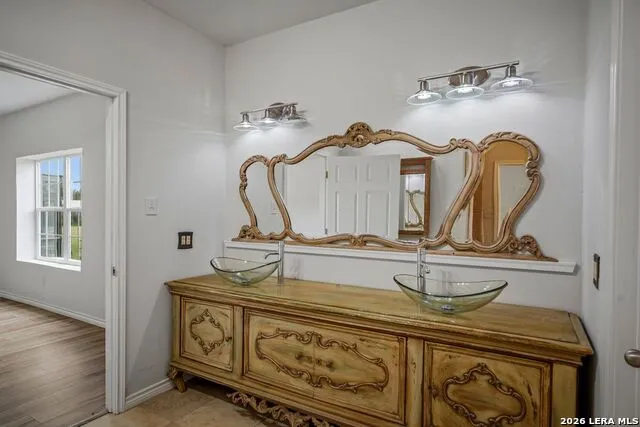 25 High Mdw Lytle, TX 78052