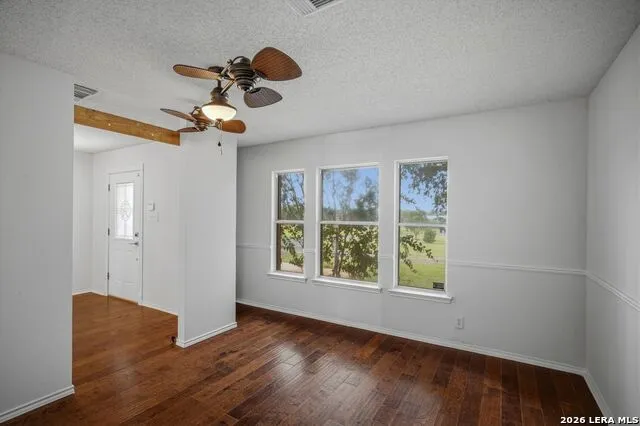25 High Mdw Lytle, TX 78052