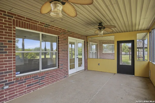 25 High Mdw Lytle, TX 78052