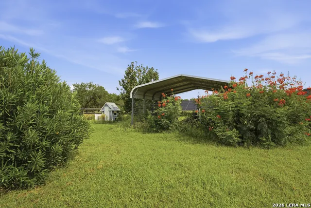 25 High Mdw Lytle, TX 78052