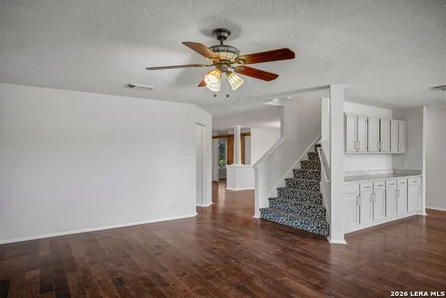 25 High Mdw Lytle, TX 78052