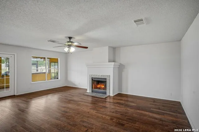 25 High Mdw Lytle, TX 78052
